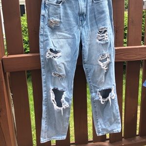 Light wash Ripped Mom Jeans